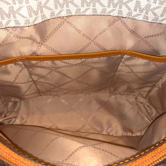 ***SOLD*** Michael Kors Jet Set Medium Signature Pocket Tote - Picture 7 of 14